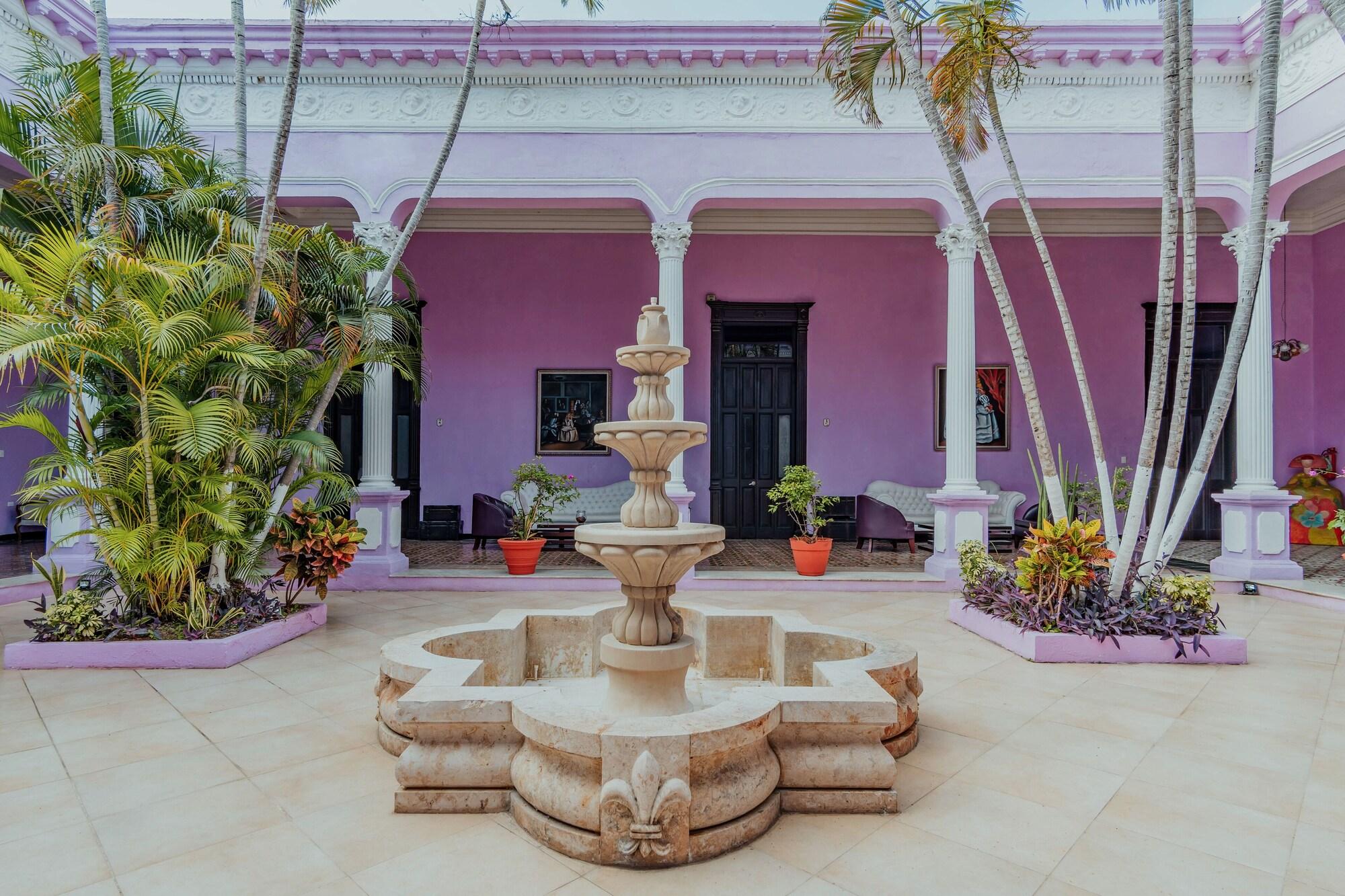 Hotel Lavanda Cas Merida Mérida Exterior foto Fountain in the courtyard of the house